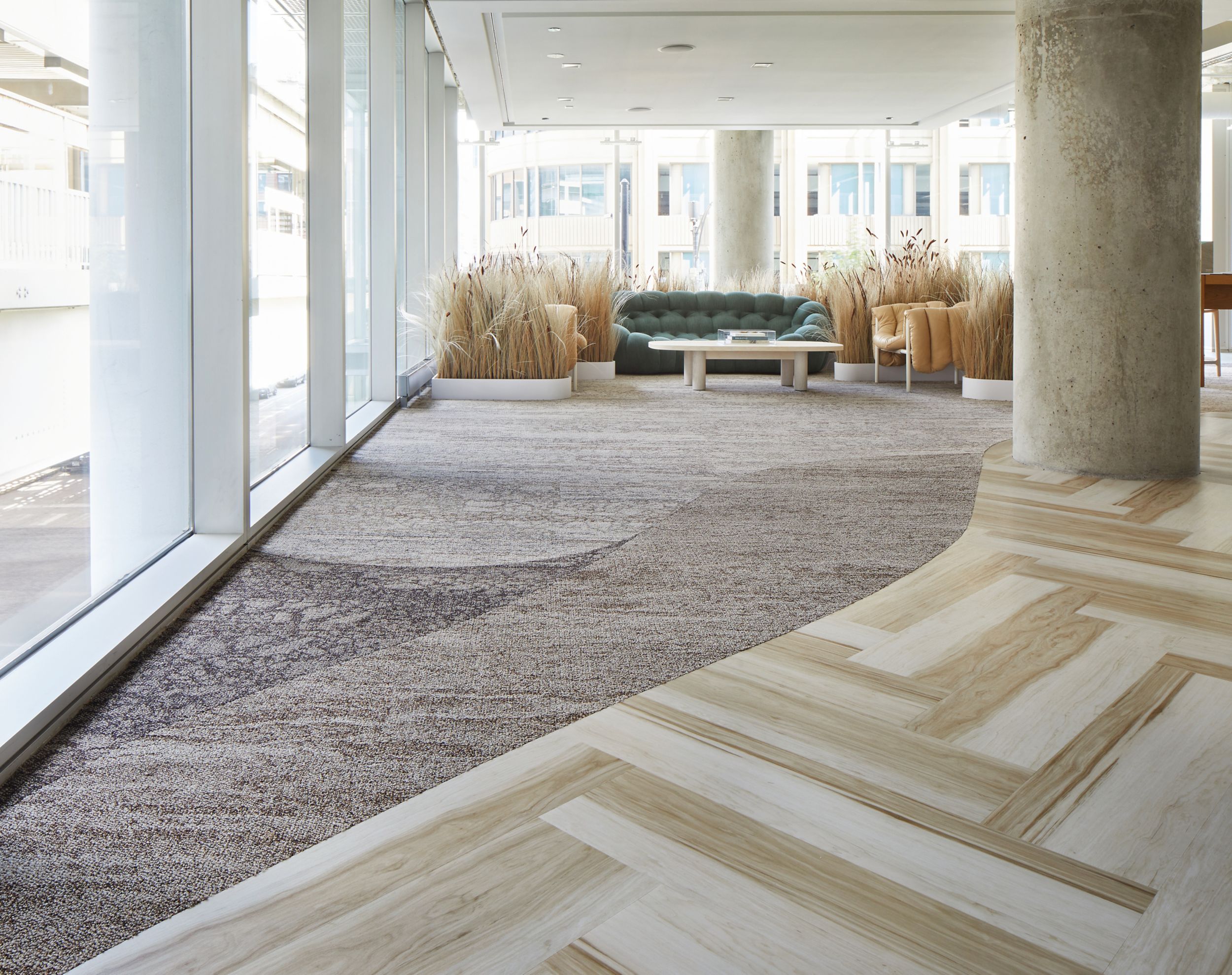 Interface Great Heights LVT with Mesa and Eben plank carpet tile in corridor and lounge imagen número 12